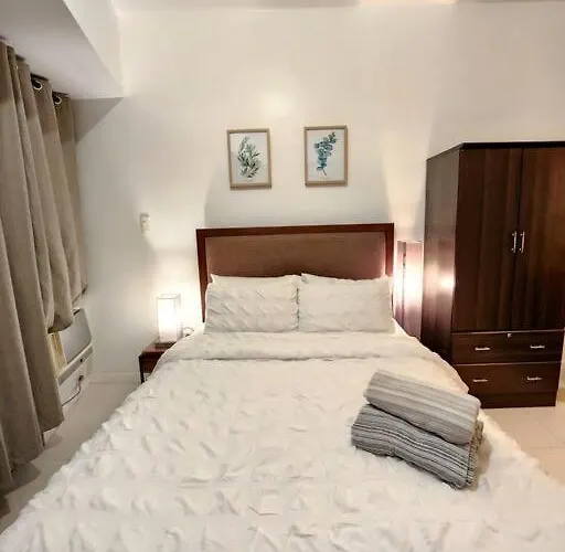 Modern Hotel-type Near Greenbelt Netflix 100mbps Apartment *