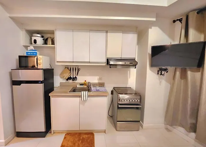 Modern Hotel-type Near Greenbelt Netflix 100mbps *